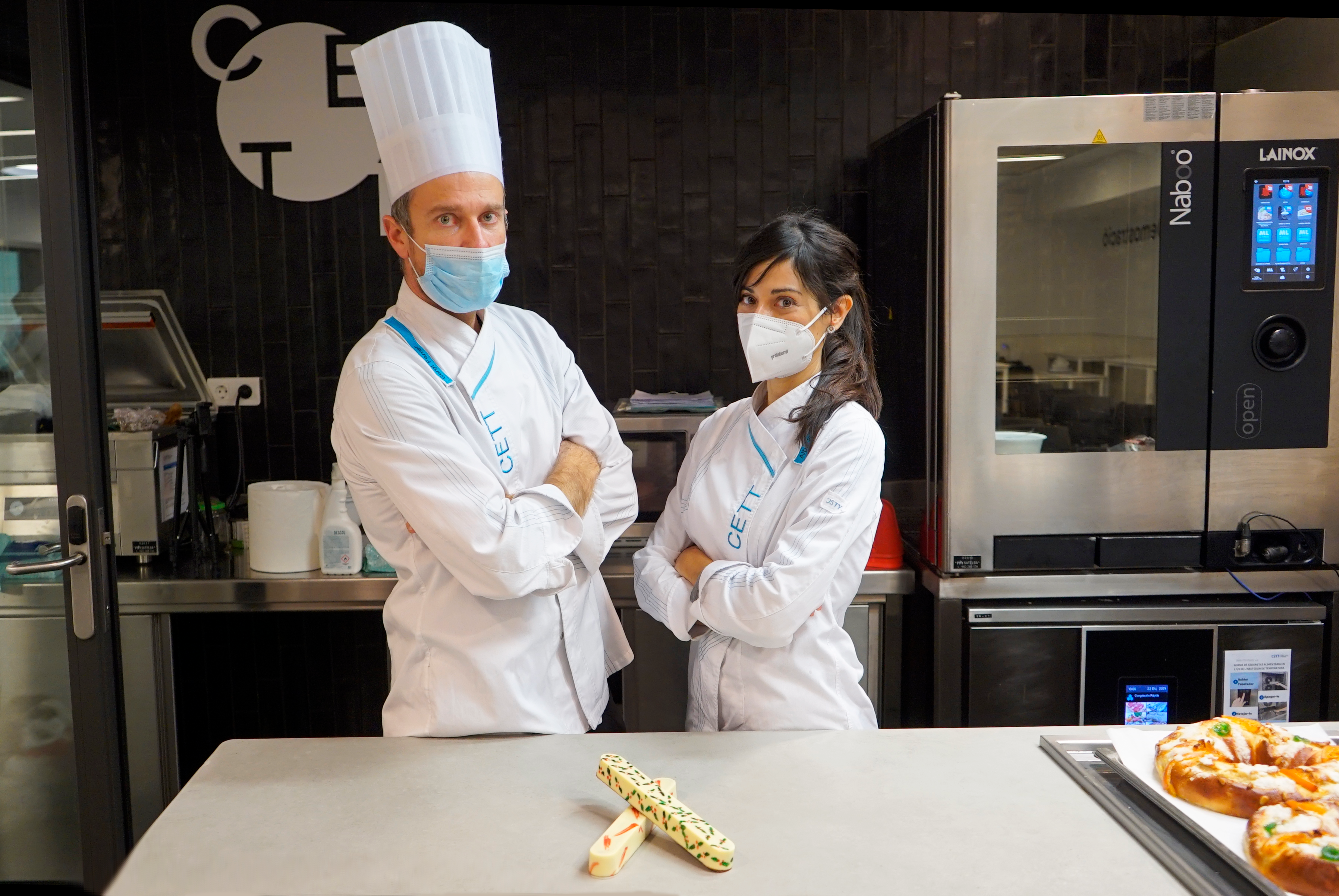 Sergi Ferrer y Alba Ceamanos, con el turrón inclusivo